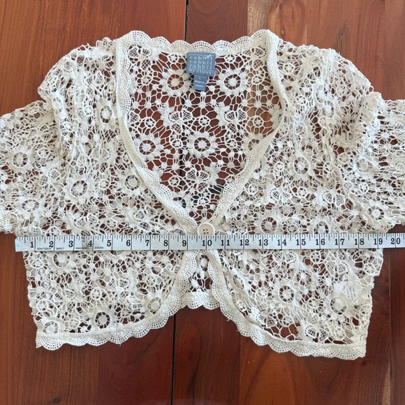 Rabbit Rabbit Rabbit Cream Crocheted Lace Bolero - Picture 5 of 7